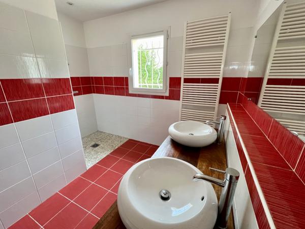 Située sur la commune du Lédat, cette maison récente de 131,71 m2 habitables vous séduira par ses prestations de haute qualité. Poussez la porte pour découvrir une spacieuse pièce de vie de 50,16 m2, donnant sur l'extérieur. La belle cuisine aménagée et é , Ledat