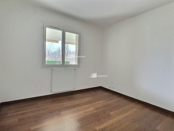 Située sur la commune du Lédat, cette maison récente de 131,71 m2 habitables vous séduira par ses prestations de haute qualité. Poussez la porte pour découvrir une spacieuse pièce de vie de 50,16 m2, donnant sur l'extérieur. La belle cuisine aménagée et é , Ledat