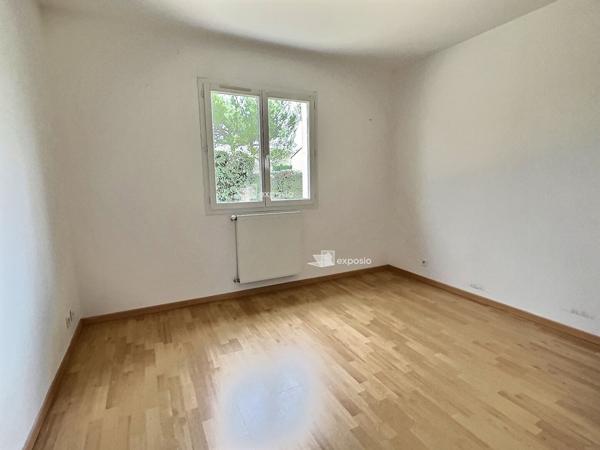 Située sur la commune du Lédat, cette maison récente de 131,71 m2 habitables vous séduira par ses prestations de haute qualité. Poussez la porte pour découvrir une spacieuse pièce de vie de 50,16 m2, donnant sur l'extérieur. La belle cuisine aménagée et é , Ledat