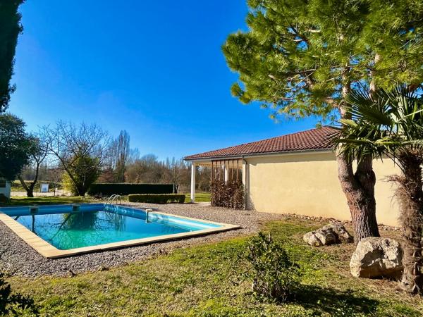 Située sur la commune du Lédat, cette maison récente de 131,71 m2 habitables vous séduira par ses prestations de haute qualité. Poussez la porte pour découvrir une spacieuse pièce de vie de 50,16 m2, donnant sur l'extérieur. La belle cuisine aménagée et é , Ledat