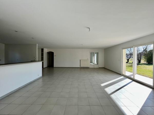 Située sur la commune du Lédat, cette maison récente de 131,71 m2 habitables vous séduira par ses prestations de haute qualité. Poussez la porte pour découvrir une spacieuse pièce de vie de 50,16 m2, donnant sur l'extérieur. La belle cuisine aménagée et é , Ledat