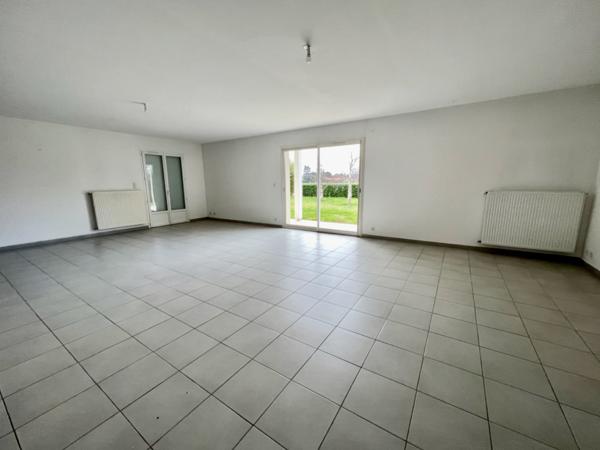 Située sur la commune du Lédat, cette maison récente de 131,71 m2 habitables vous séduira par ses prestations de haute qualité. Poussez la porte pour découvrir une spacieuse pièce de vie de 50,16 m2, donnant sur l'extérieur. La belle cuisine aménagée et é , Ledat