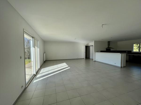 Située sur la commune du Lédat, cette maison récente de 131,71 m2 habitables vous séduira par ses prestations de haute qualité. Poussez la porte pour découvrir une spacieuse pièce de vie de 50,16 m2, donnant sur l'extérieur. La belle cuisine aménagée et é , Ledat