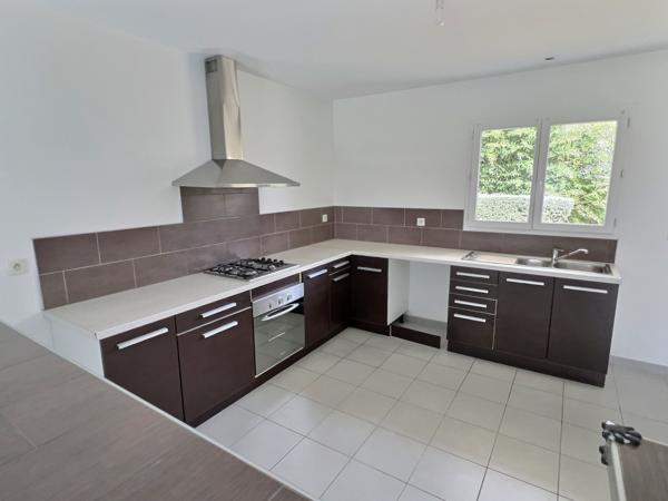 Située sur la commune du Lédat, cette maison récente de 131,71 m2 habitables vous séduira par ses prestations de haute qualité. Poussez la porte pour découvrir une spacieuse pièce de vie de 50,16 m2, donnant sur l'extérieur. La belle cuisine aménagée et é , Ledat