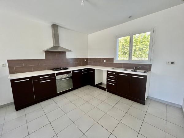 Située sur la commune du Lédat, cette maison récente de 131,71 m2 habitables vous séduira par ses prestations de haute qualité. Poussez la porte pour découvrir une spacieuse pièce de vie de 50,16 m2, donnant sur l'extérieur. La belle cuisine aménagée et é , Ledat
