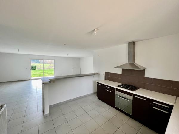 Située sur la commune du Lédat, cette maison récente de 131,71 m2 habitables vous séduira par ses prestations de haute qualité. Poussez la porte pour découvrir une spacieuse pièce de vie de 50,16 m2, donnant sur l'extérieur. La belle cuisine aménagée et é , Ledat
