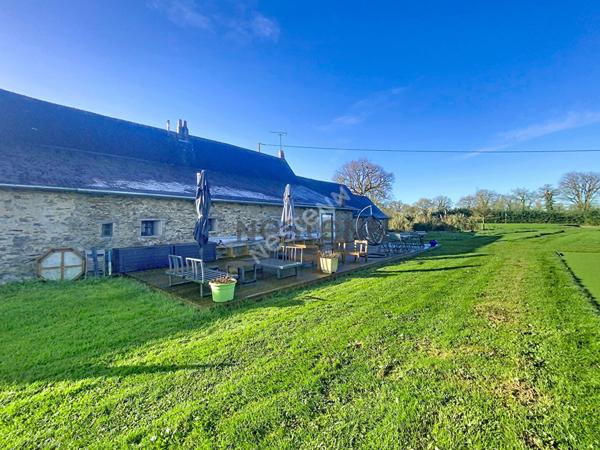 Propriété de charme avec practice de golf, gîtes et 7 hectares de nature à St Fort (Mayenne).