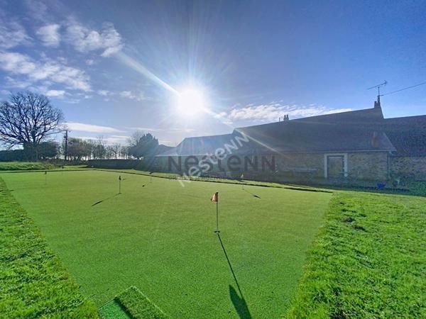 Propriété de charme avec practice de golf, gîtes et 7 hectares de nature à St Fort (Mayenne).
