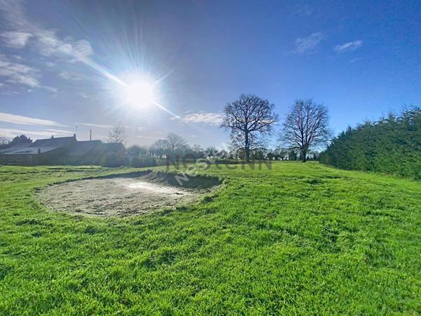 Propriété de charme avec practice de golf, gîtes et 7 hectares de nature à St Fort (Mayenne).