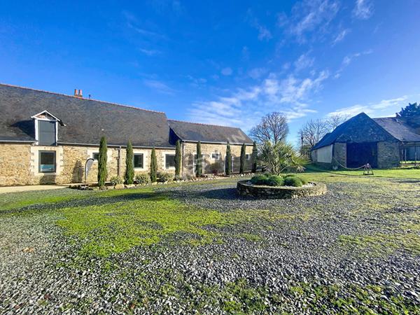 Propriété de charme avec practice de golf, gîtes et 7 hectares de nature à St Fort (Mayenne).