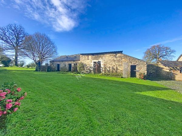 Propriété de charme avec practice de golf, gîtes et 7 hectares de nature à St Fort (Mayenne).