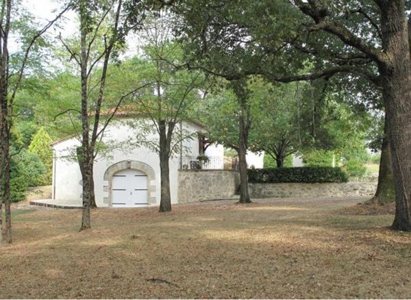 Petit havre de paix à Lauraët sur un parc arboré de 2700 m2 environ