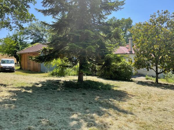 Petit havre de paix à Lauraët sur un parc arboré de 2700 m2 environ