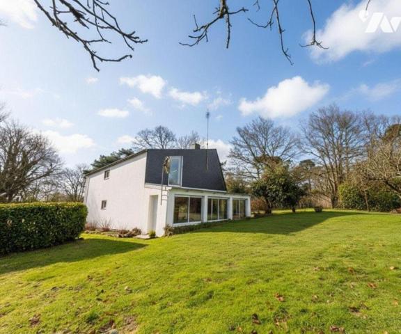 Guidel, dans un petit village au calme, maison individuelle composée comme suit:
- Rez-de-chau...