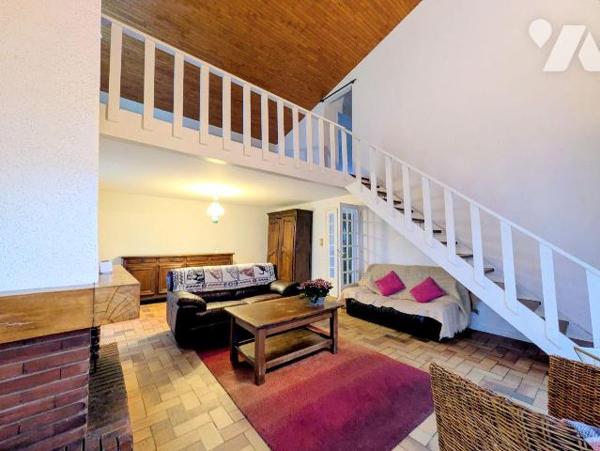 Guidel, dans un petit village au calme, maison individuelle composée comme suit:
- Rez-de-chau...