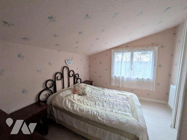 Guidel, dans un petit village au calme, maison individuelle composée comme suit:
- Rez-de-chau...