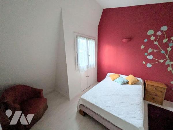 Guidel, dans un petit village au calme, maison individuelle composée comme suit:
- Rez-de-chau...