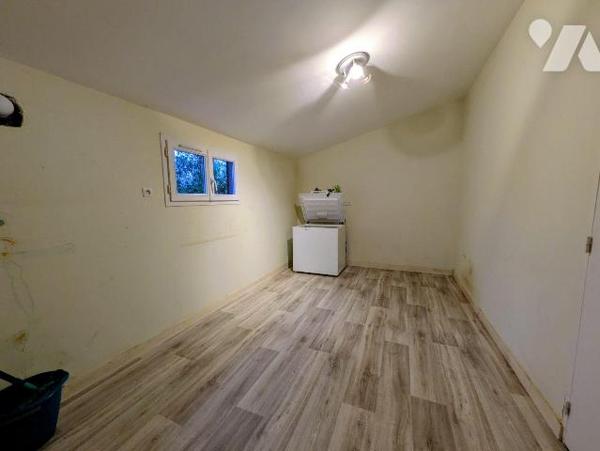 Guidel, dans un petit village au calme, maison individuelle composée comme suit:
- Rez-de-chau...