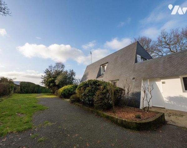 Guidel, dans un petit village au calme, maison individuelle composée comme suit:
- Rez-de-chau...