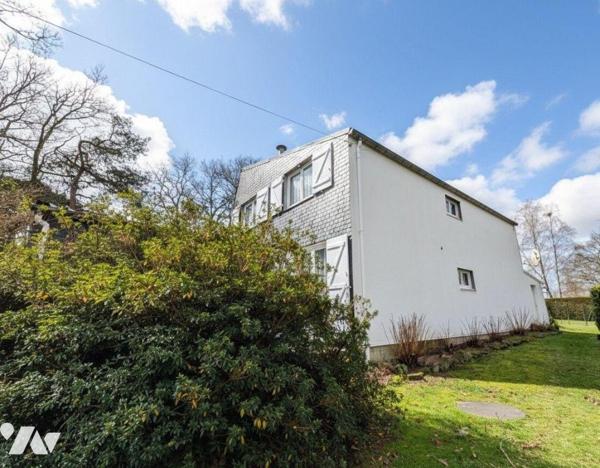 Guidel, dans un petit village au calme, maison individuelle composée comme suit:
- Rez-de-chau...