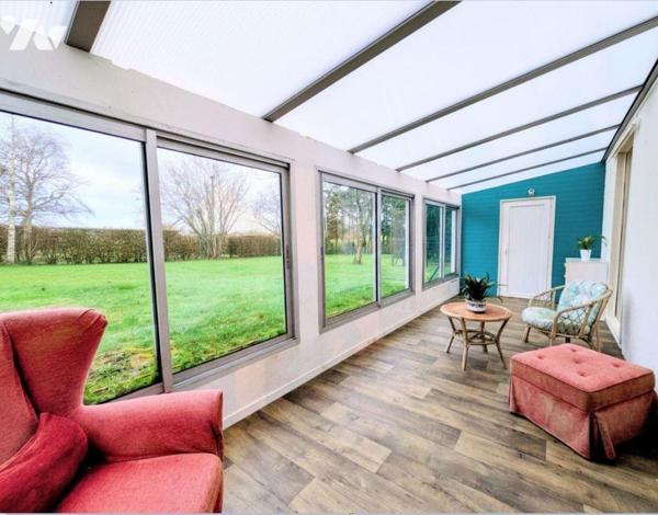 Guidel, dans un petit village au calme, maison individuelle composée comme suit:
- Rez-de-chau...