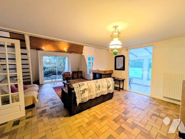 Guidel, dans un petit village au calme, maison individuelle composée comme suit:
- Rez-de-chau...