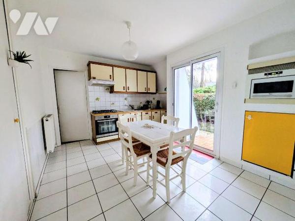 Guidel, dans un petit village au calme, maison individuelle composée comme suit:
- Rez-de-chau...