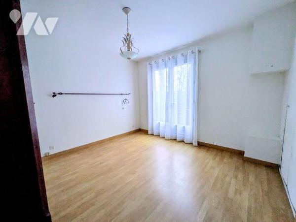 Guidel, dans un petit village au calme, maison individuelle composée comme suit:
- Rez-de-chau...