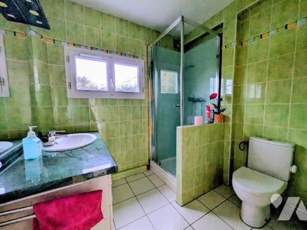 Guidel, dans un petit village au calme, maison individuelle composée comme suit:
- Rez-de-chau...