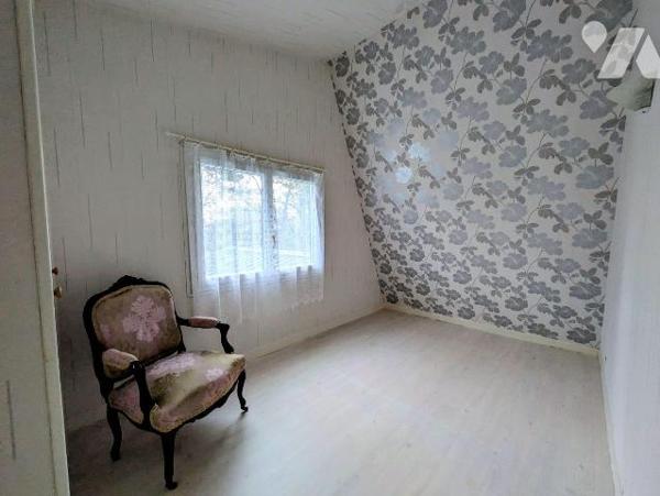 Guidel, dans un petit village au calme, maison individuelle composée comme suit:
- Rez-de-chau...