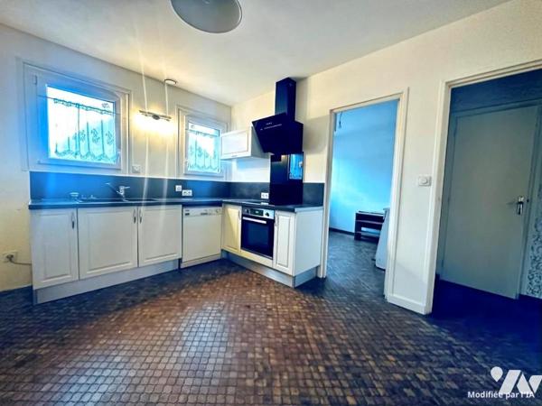 ANCIEN COMMERCE AVEC APPARTEMENT AU DESSUS AU CENTRE BOURG DU CROISTY 