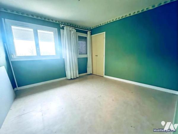 ANCIEN COMMERCE AVEC APPARTEMENT AU DESSUS AU CENTRE BOURG DU CROISTY 