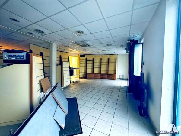 ANCIEN COMMERCE AVEC APPARTEMENT AU DESSUS AU CENTRE BOURG DU CROISTY 