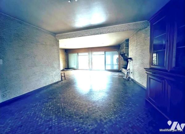 ANCIEN COMMERCE AVEC APPARTEMENT AU DESSUS AU CENTRE BOURG DU CROISTY 