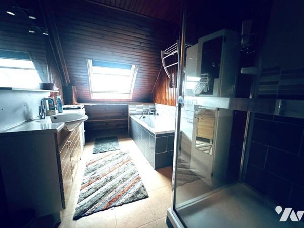 ANCIEN COMMERCE AVEC APPARTEMENT AU DESSUS AU CENTRE BOURG DU CROISTY 