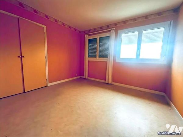 ANCIEN COMMERCE AVEC APPARTEMENT AU DESSUS AU CENTRE BOURG DU CROISTY 