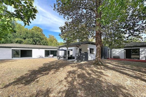 Maison contemporaine de plain-pied avec piscine intérieure et jardin