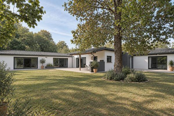 Maison contemporaine de plain-pied avec piscine intérieure et jardin