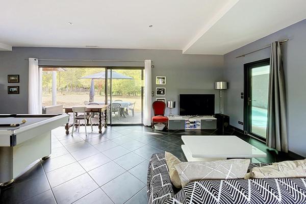 Maison contemporaine de plain-pied avec piscine intérieure et jardin