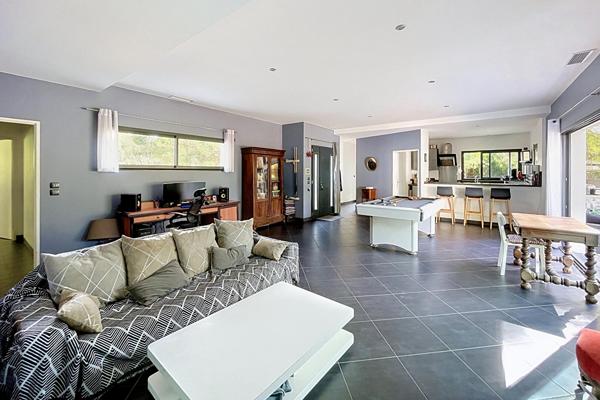 Maison contemporaine de plain-pied avec piscine intérieure et jardin
