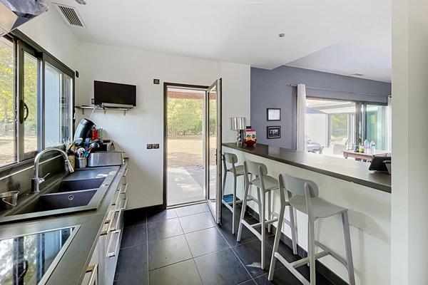 Maison contemporaine de plain-pied avec piscine intérieure et jardin
