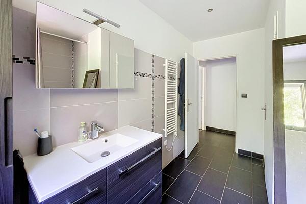 Maison contemporaine de plain-pied avec piscine intérieure et jardin