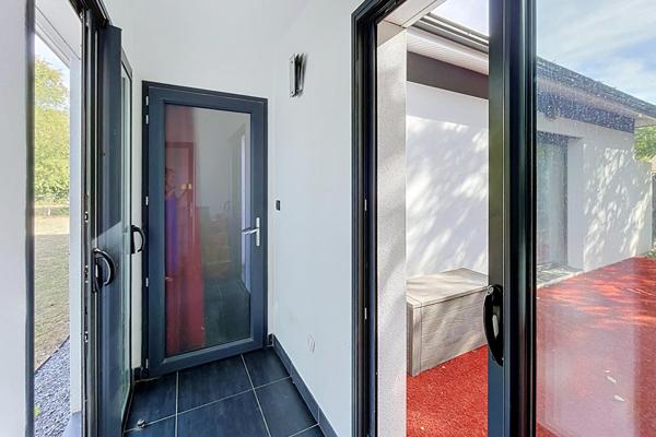 Maison contemporaine de plain-pied avec piscine intérieure et jardin