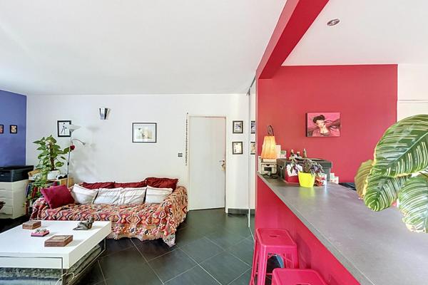 Maison contemporaine de plain-pied avec piscine intérieure et jardin