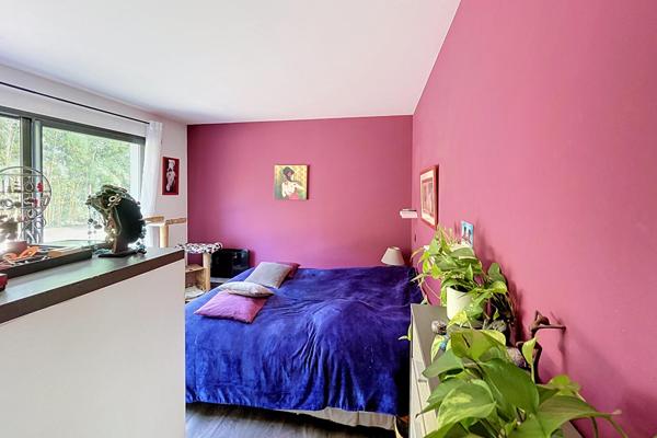 Maison contemporaine de plain-pied avec piscine intérieure et jardin