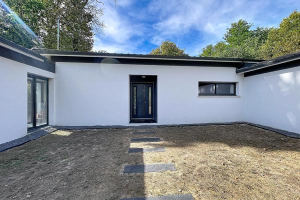 Maison contemporaine de plain-pied avec piscine intérieure et jardin