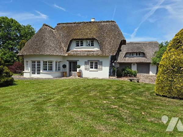 YERVILLE, maison avec toit en chaume d'~152 m², sur terrain d'~ 6300 m², 4 chambres, double garage.