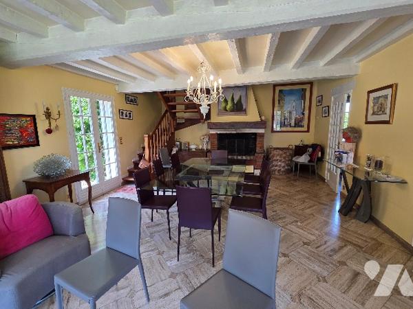 YERVILLE, maison avec toit en chaume d'~152 m², sur terrain d'~ 6300 m², 4 chambres, double garage.