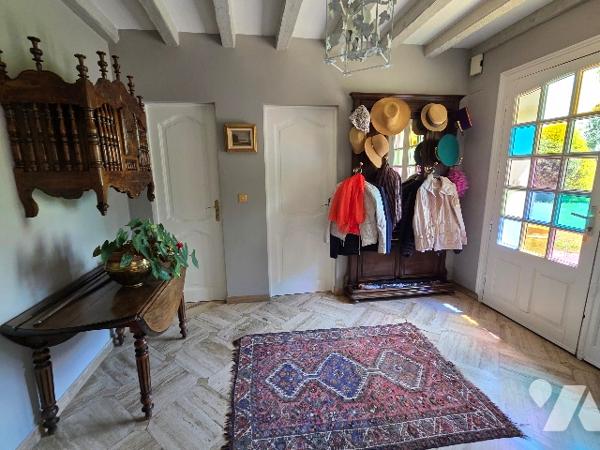 YERVILLE, maison avec toit en chaume d'~152 m², sur terrain d'~ 6300 m², 4 chambres, double garage.