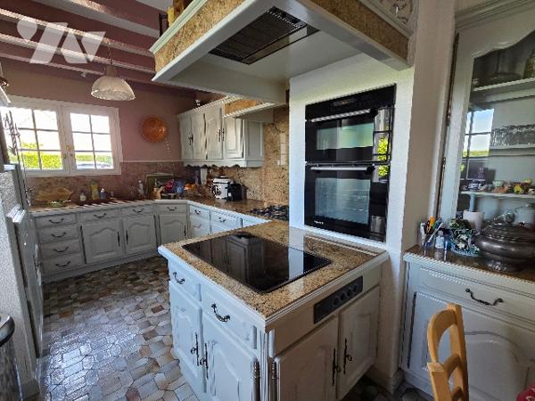 YERVILLE, maison avec toit en chaume d'~152 m², sur terrain d'~ 6300 m², 4 chambres, double garage.